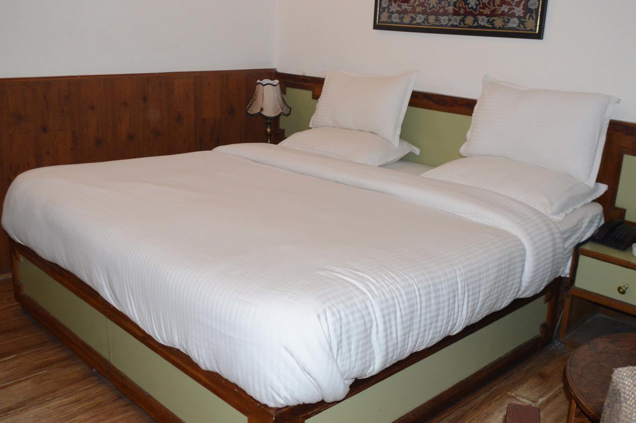 Standard Hotel And Resturant Srīnagar Екстериор снимка