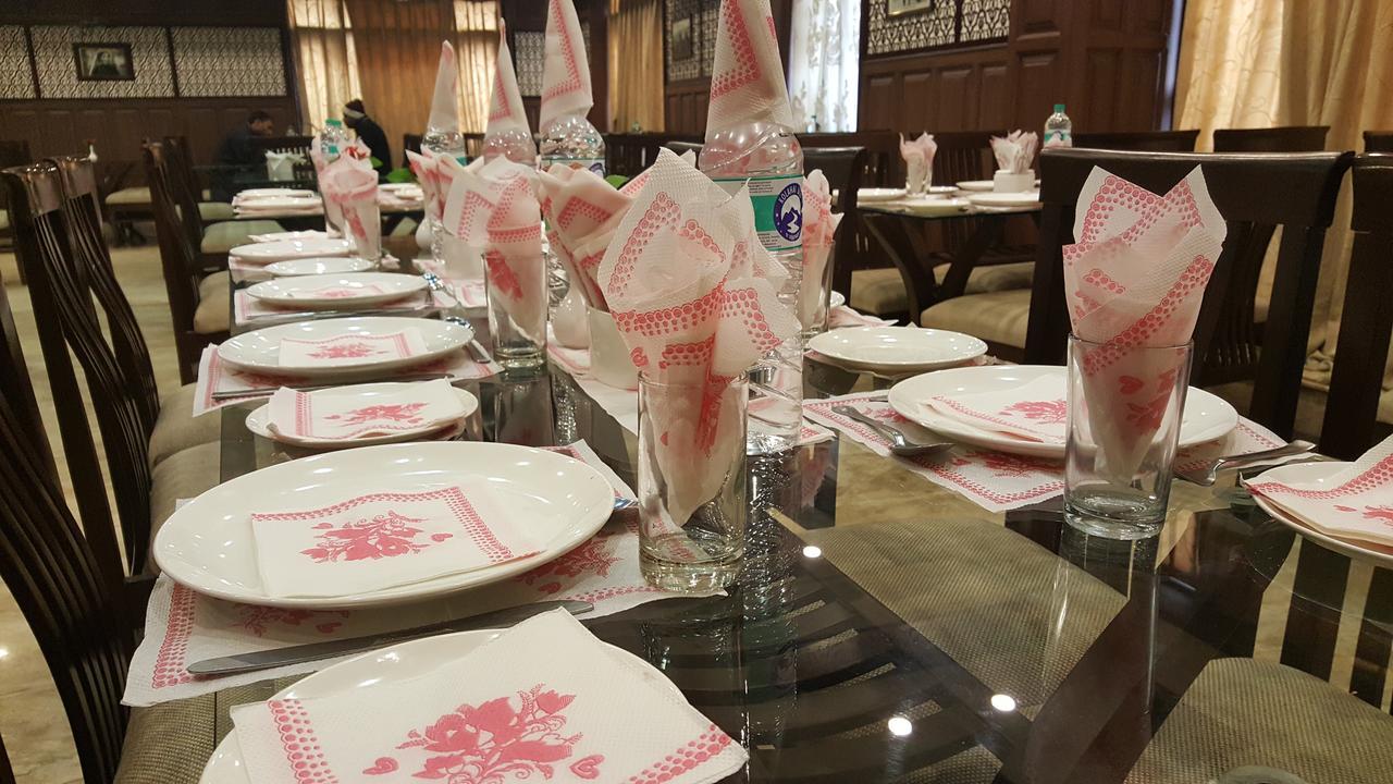 Standard Hotel And Resturant Srīnagar Екстериор снимка