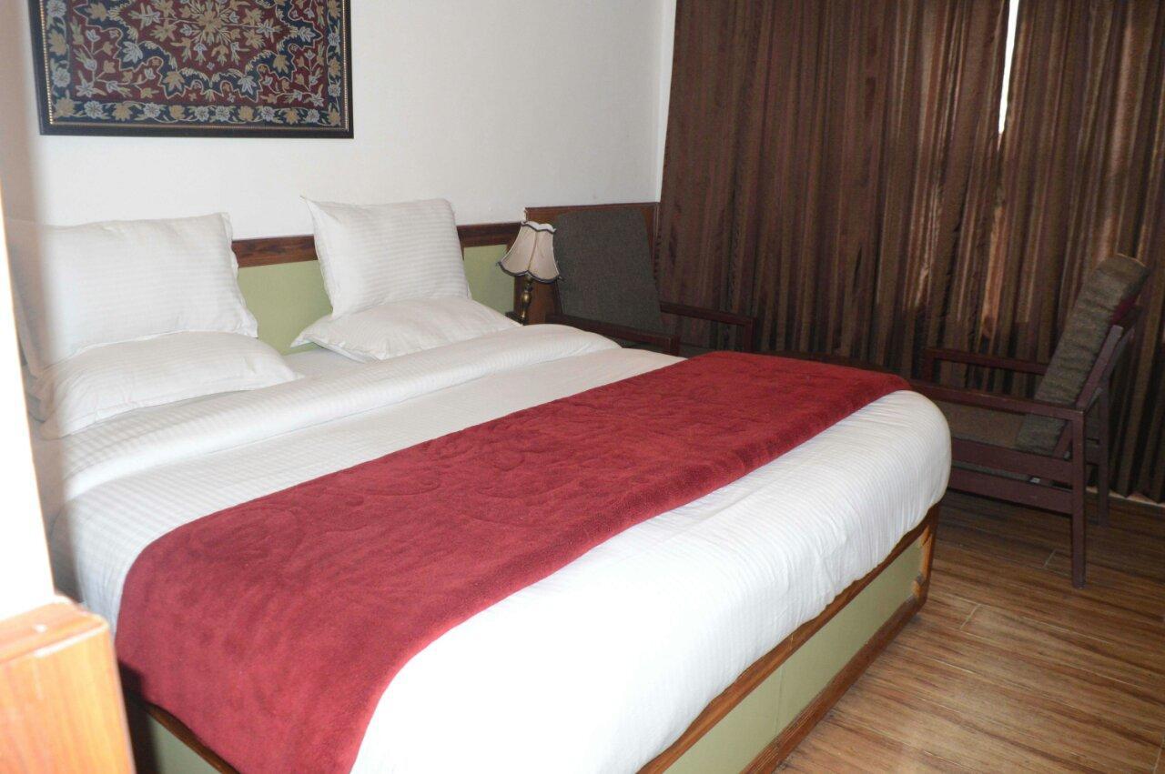 Standard Hotel And Resturant Srīnagar Екстериор снимка