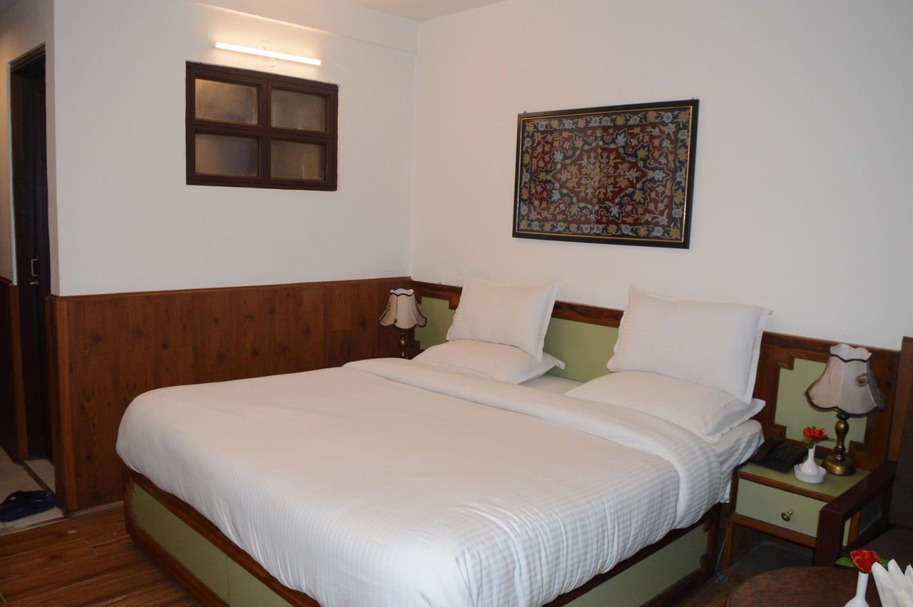 Standard Hotel And Resturant Srīnagar Екстериор снимка